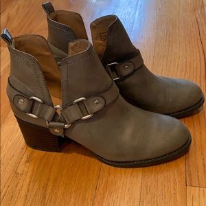Madden girl size 8 gray like new shoes. Worn 1x.